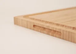 Planche à Découper en Bambou avec Rigole, Réservoir à Jus et Poignées Cachées - 40 x 30 x 2 cm - Kotai